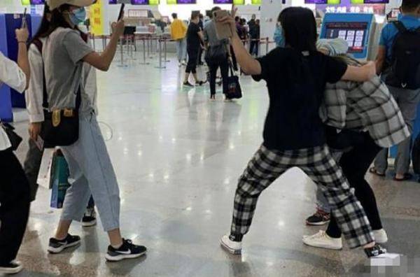 
孟佳机场被粉丝强行拉手 有点不兴奋 呼吁大家保持宁静距离“beats365唯一官网”(图1)
