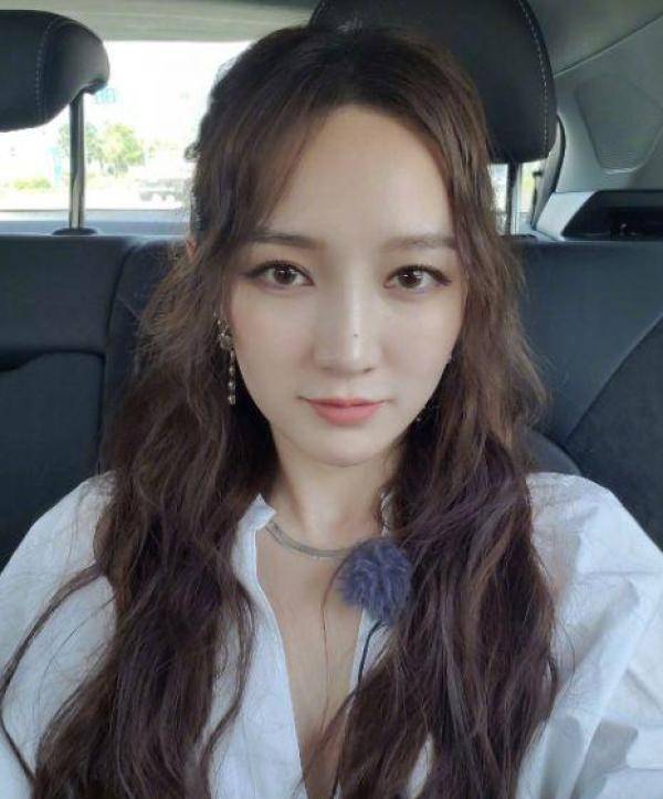 
孟佳机场被粉丝强行拉手 有点不兴奋 呼吁大家保持宁静距离“beats365唯一官网”(图3)